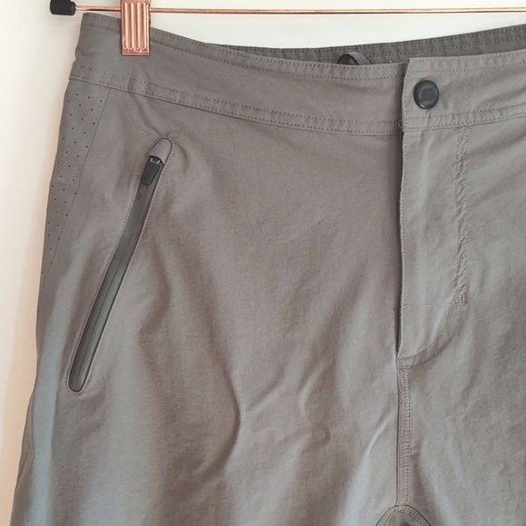 Mack Weldon 4-Way Active Short in Gray Water Repellent Size Small - Picture 10 of 15